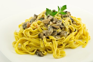 Fettuccine con funghi champignon e panna