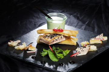 Sandwich vom Sushi-Thunfisch mit Kräuter-Creme fraîche und Balsamicocreme - obrazy, fototapety, plakaty