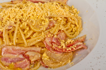 spaghetti carbonara pasta with bacon and mushrooms