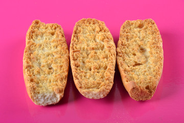 3 petits grillés sur fond rose 01