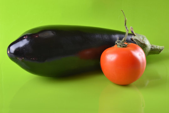 Aubergine et tomate sur fond vert