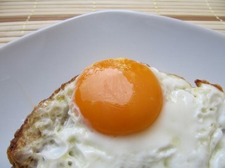 Huevo frito, fried egg.