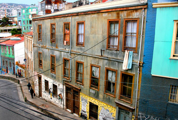 Fototapeta na wymiar Gasse, Altstadt von Valparaiso / Chile