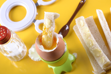 Oeuf à la coque bio, mouillettes et sel