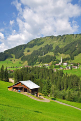 Fototapeta na wymiar der bekannte Urlaubsort Mittelberg im Kleinwalsertal