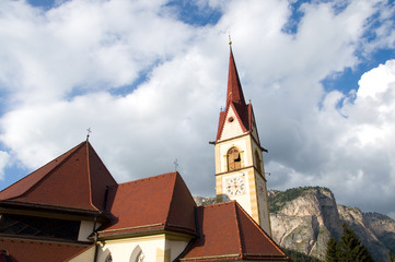 Fototapeta na wymiar Kościół w Selva Gardena - Dolomity - Alpy