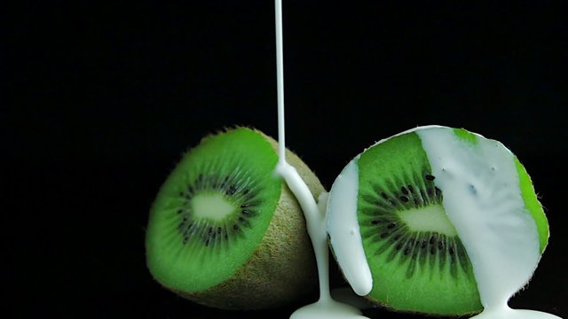 Sahne auf Kiwi
