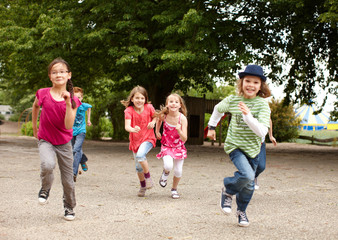 Gruppe Kinder läuft auf Schulhof