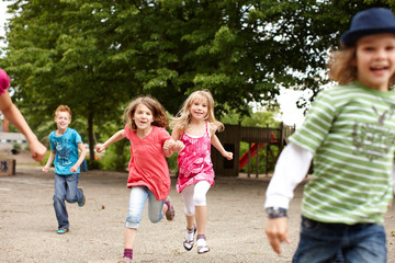Gruppe Kinder läuft auf Schulhof