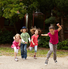Gruppe Kinder läuft auf Schulhof