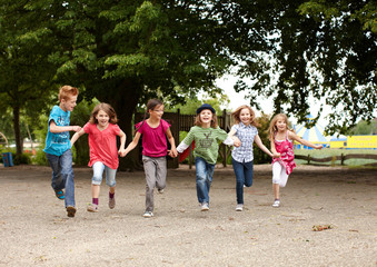 Gruppe Kinder läuft auf Schulhof