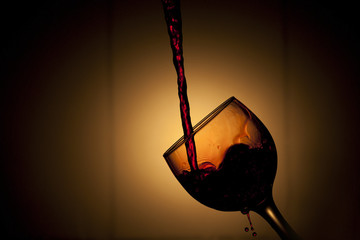 Fototapeta na wymiar Wlewanie wina czerwonego