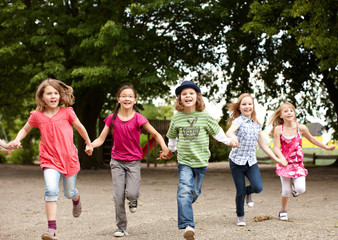 Gruppe Kinder läuft auf Schulhof