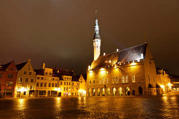 Fototapeta na wymiar Tallinn Town Hall w nocy w Raekoja Square, Estonia