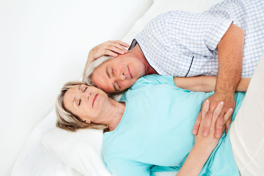 Senioren schlafen im Bett