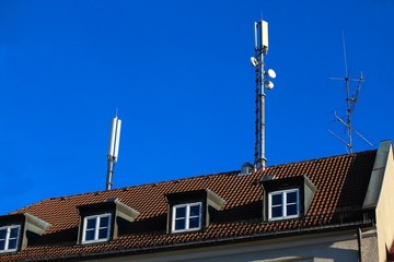 Mobilfunkantennen auf Hausdach