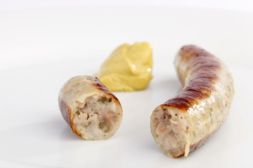 Angeschnittene Bratwurst mit Senf