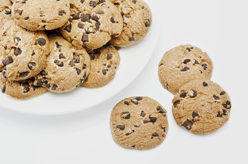 お皿に盛ったチョコチップクッキー