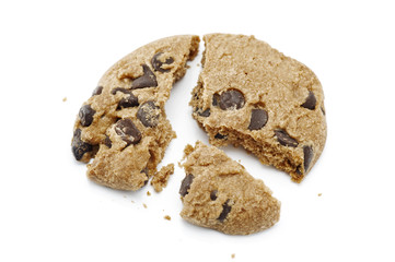白背景に割れたチョコチップクッキー