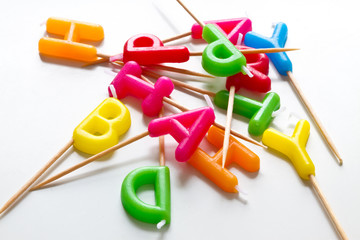 Bunte Buchstabenkerzen mit Zahnstocher