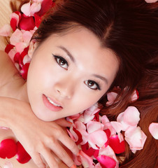 Obraz na płótnie Canvas beauty Girl smiling close-up with rose background