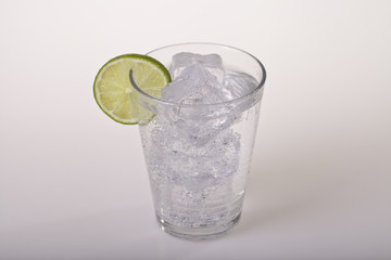 Kaltes Getränk mit Eiswürfeln und Limette