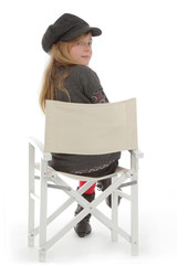 fillette posant avec vêtements hiver sur chaise régisseur