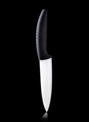Coltello di ceramica su sfondo nero