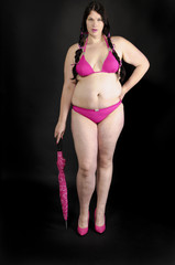 XXL-Model, Frau in pink mit Regenschirm