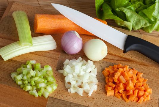 Sedano, cipolle e carote tagliate con coltello di ceramica