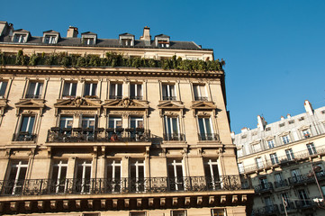 immeuble parisien en coin avec terrasses vertes