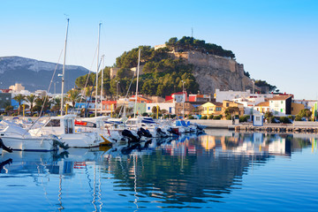Fototapeta na wymiar Denia portu śródziemnomorskiego wioska z zamkiem