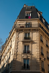 immeuble parisien en coin avec balcons