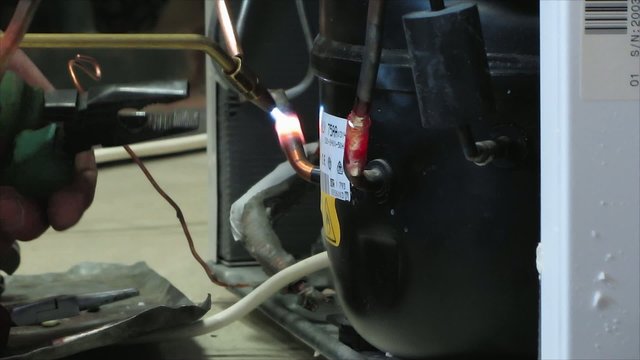repair the refrigerator