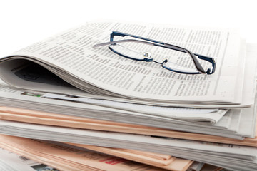 Zeitungsstapel mit Brille