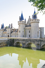 Fototapeta na wymiar wieże średniowiecznego zamku Sully-sur-Loire, Francja