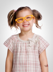 Mädchen mit schiefer Brille