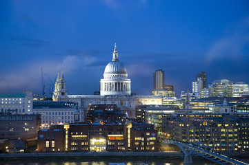 Obraz premium A night time view of St. Paul's cathedral, London.