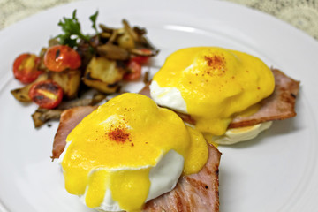 Eggs benedict