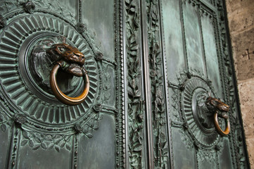 portes basilique du sacré coeur à Montmartre à Paris