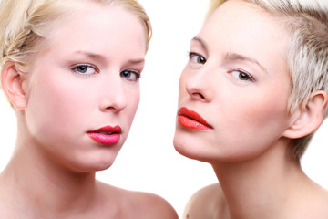 junge sch&ouml;ne frauen mit blonden haaren rote lippen