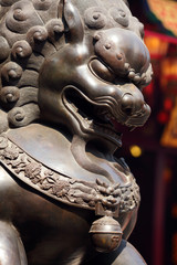 Obraz premium bronze lion in chinese temple