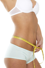 Frau misst Umfang vom Bauch