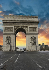 Fototapeta na wymiar Kolory nieba nad Arc Triumph, Paryż