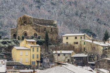 Fototapeta na wymiar Village de provence sous la neige en hiver
