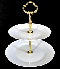 Gedeckter Tisch: Etagere aus weissem Porzellan