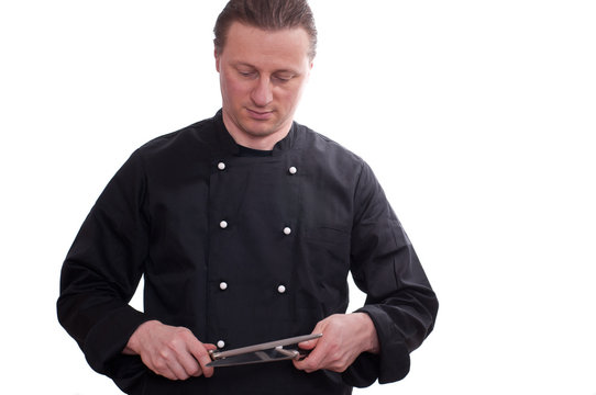 Koch schärfte ein Messer mit einem Wetzstahl