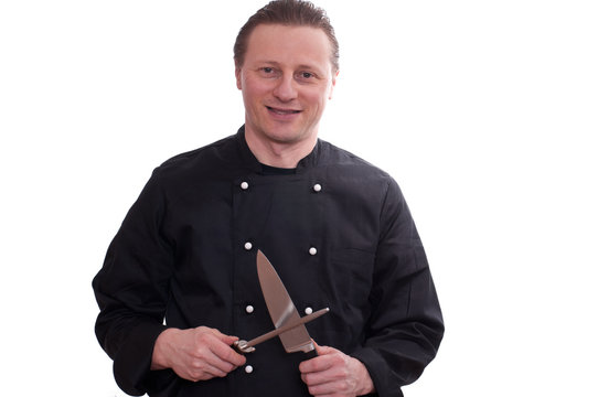 Koch beim schärfen eines Messers