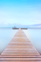 Fototapeta premium Drewniane molo w zimnej atmosferze. Wybrzeże Toskanii.