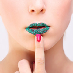 lippen mit perlen und finger mit nagellack